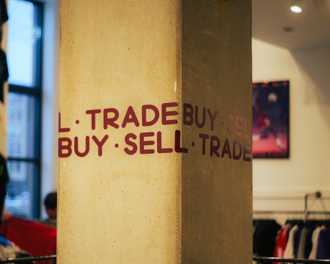 Assessing Market Dynamics with Community and Fundamental Metrics